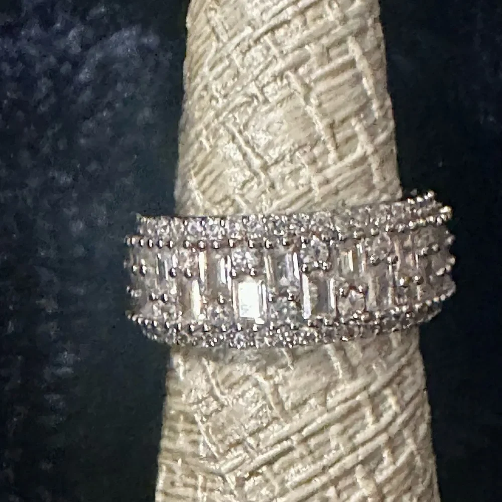 NEW❤️Elegant Anniversary Engagement Silver Encrusted White Cubic Zirconi…